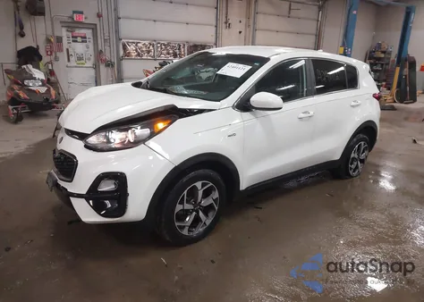 2020 Kia Sportage Lx z USA, uszkodzony, nr VIN KNDPMCAC4L7810286